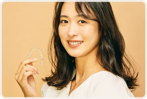 目立たず、自然に笑える